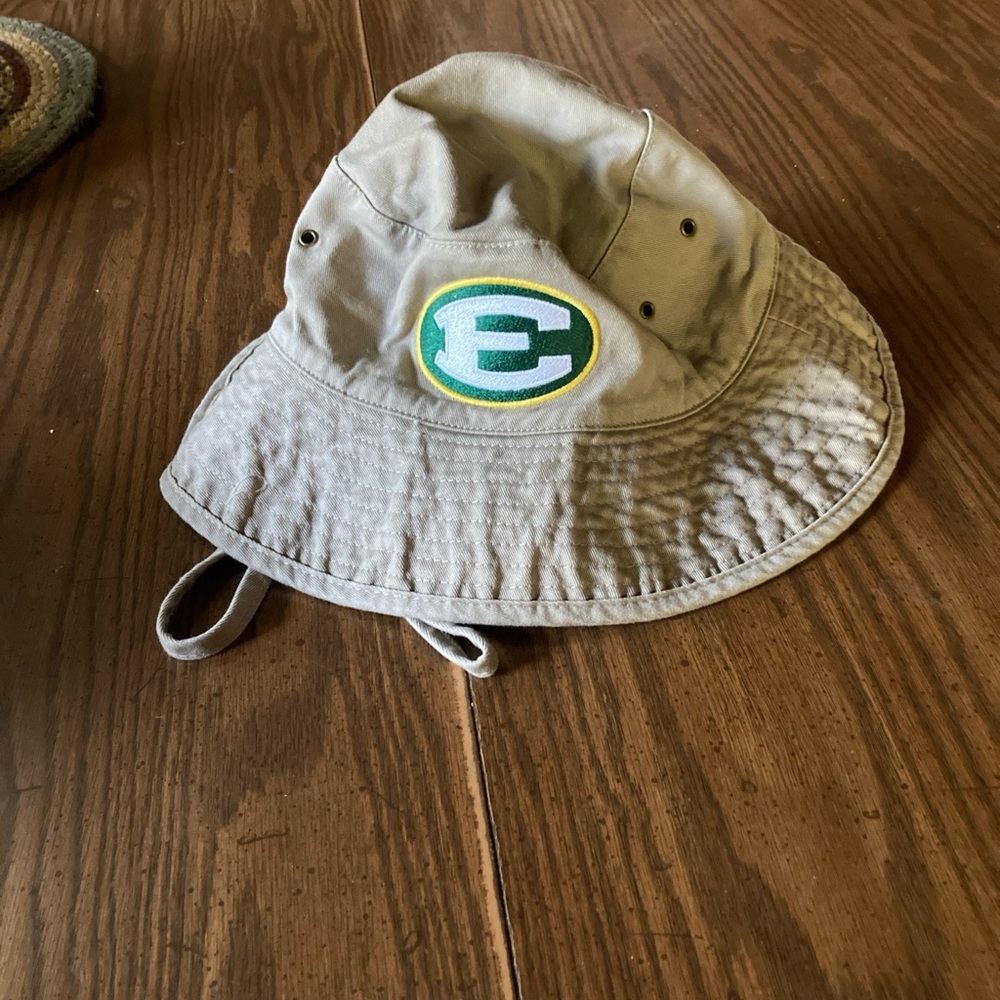 Saint Edward bucket hat with adjustable strap. Hundred percent cotton canvas.